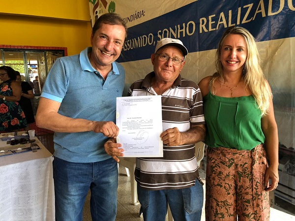 REGULARIZAÇÃO: Prefeito entrega títulos aos moradores do Assentamento Teixeirão