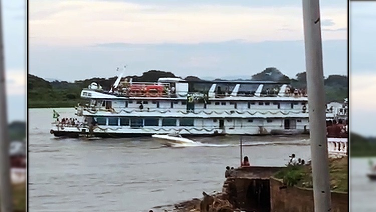 ATÉ NA ÁGUA: Barqueata pró Bolsonaro lota rio com diversas embarcações