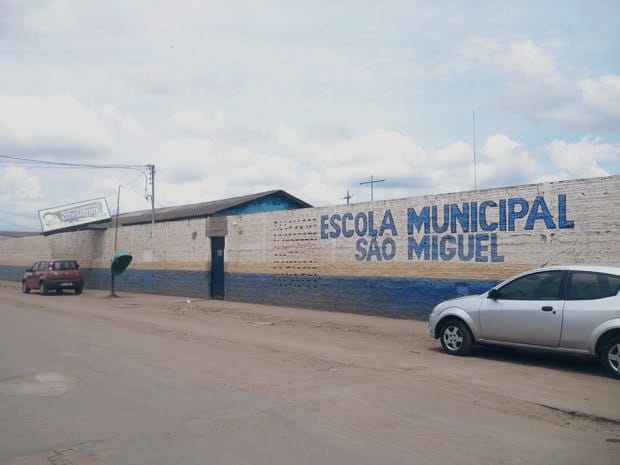 TERROR: Criminosos invadem escola, fazem aluno refém e roubam arma e colete de vigilante