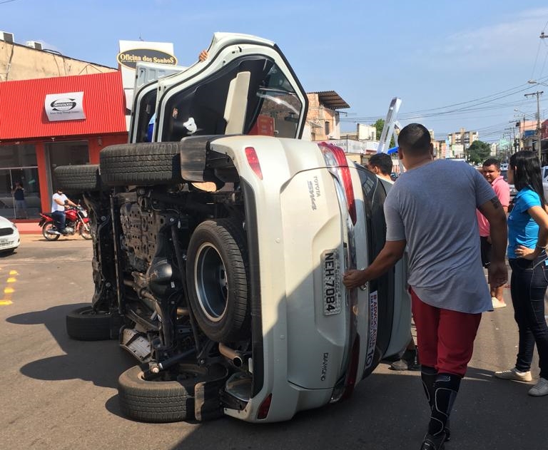 CAPOTAMENTO: Condutor de SW4 avança preferencial e causa grave acidente no Centro