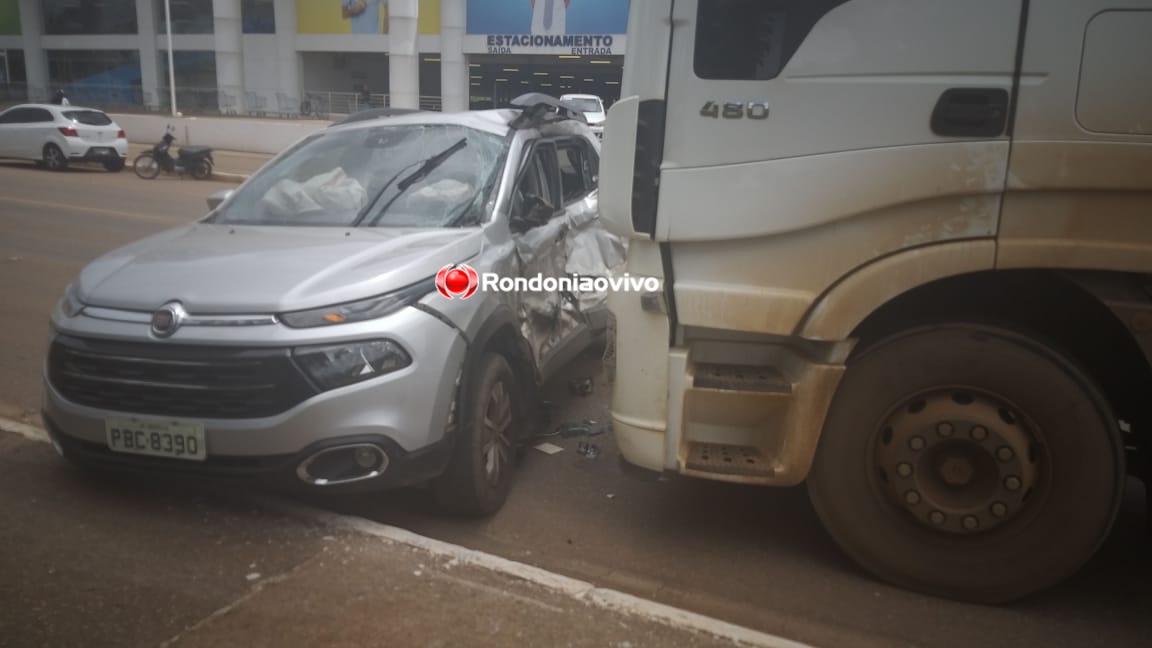 URGENTE - VÍDEO: Carreta arrasta caminhonete dirigida por policial militar