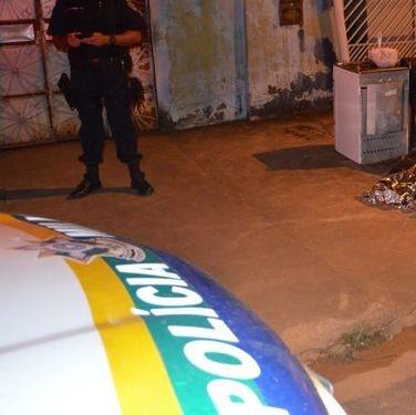 REVOLTADA: Mulher invade residência, espanca e joga roupas do ex no meio da rua