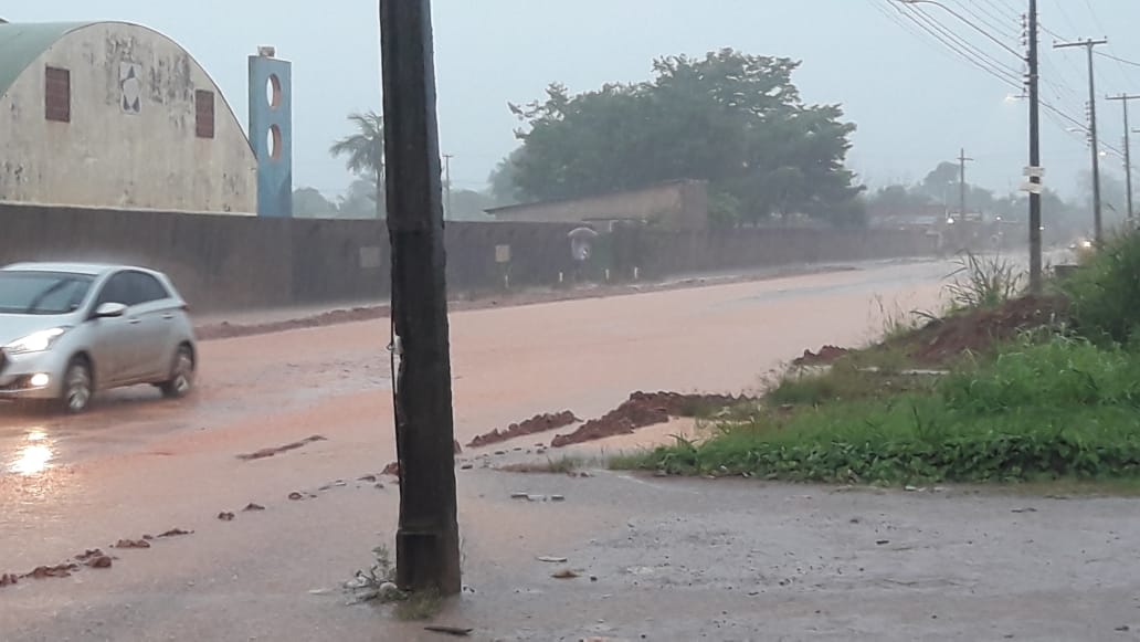 VÍDEO: Forte chuva deixa moradores da rua Petrolina revoltados