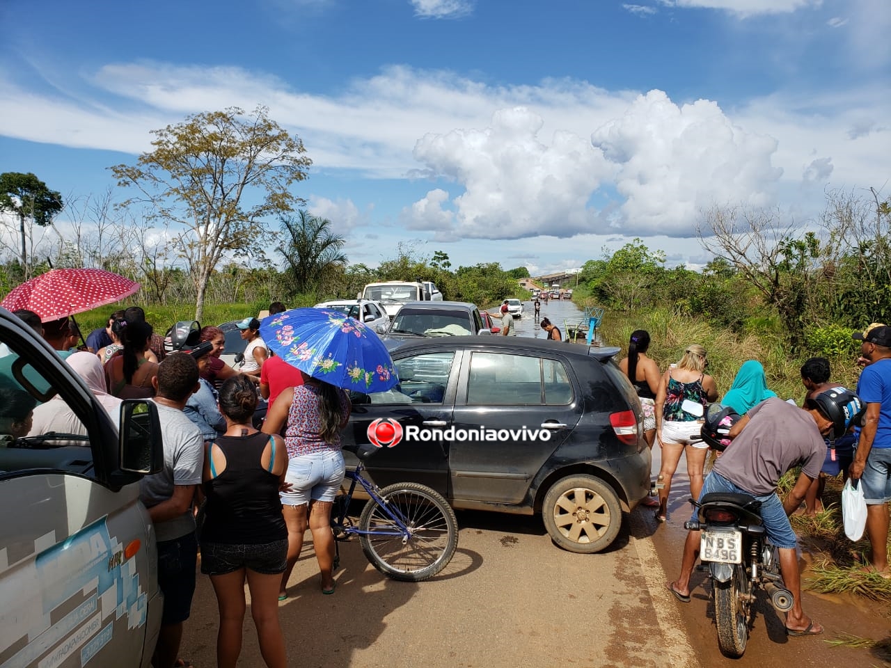 BLOQUEADA: Após rio Madeira invadir pista, BR-319 é interditada por comunidade