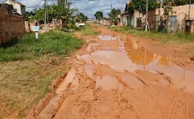 SEM CONDIÇÕES:  Buracos, lama e mato tomam conta do bairro Teixeirão