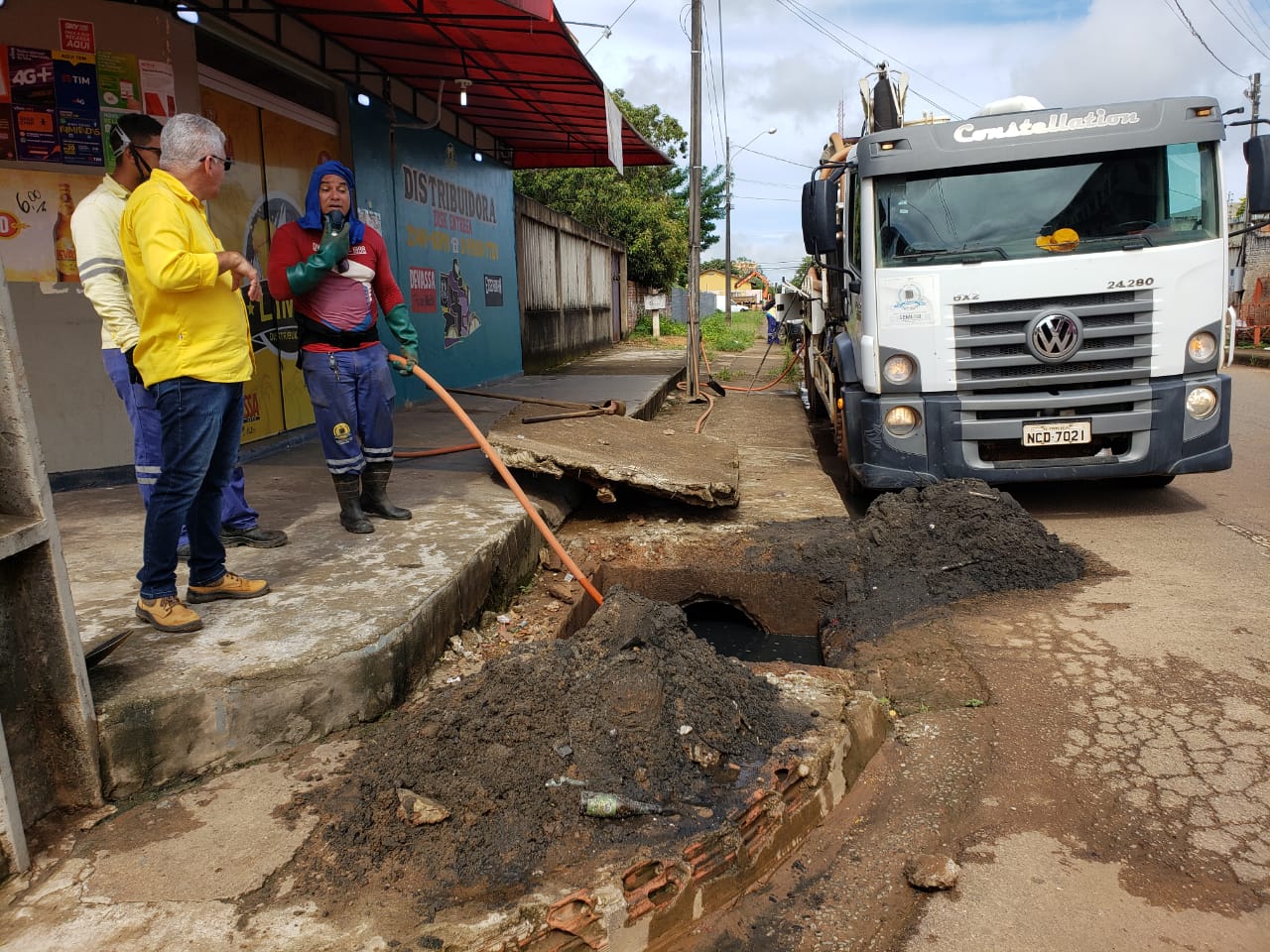 COMPLICADO: Isopor, plástico e até calota são retirados de boca de lobo na capital