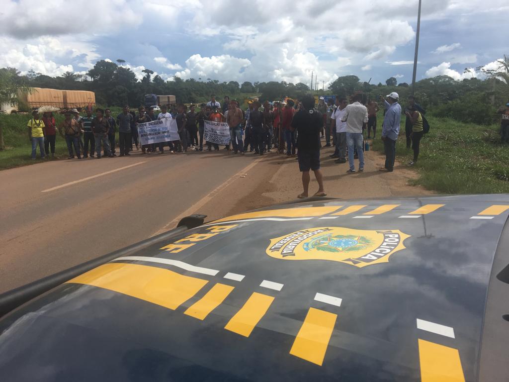 VÍDEO: Mais um trecho da BR-364 é bloqueado por índios em Candeias do Jamari