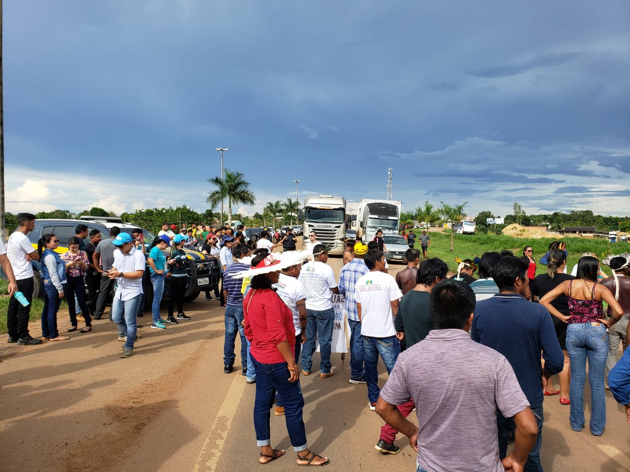 REIVINDICAÇÕES: Após duas horas de protestos índios de várias etnias liberam a BR-364