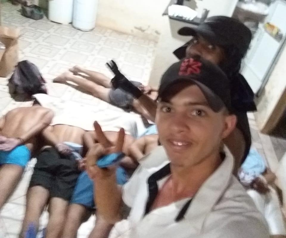 DEBOCHADO: Polícia prende assaltante que fez selfie com vítimas de roubos amordaçadas