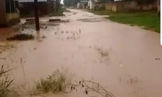 SEM CONDIÇÕES: Chuva transforma bairro Mariana em lagoa de lama