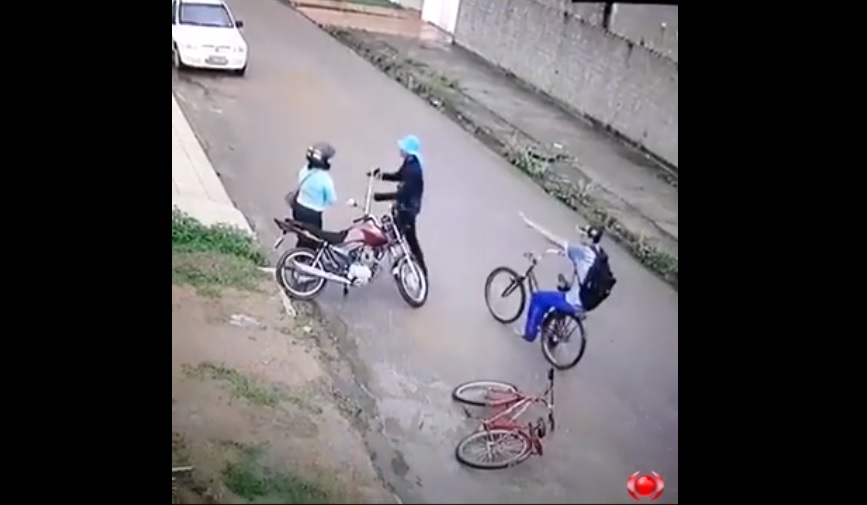 ASSISTA: Bandidos são filmados roubando moto de mulher na zona Leste