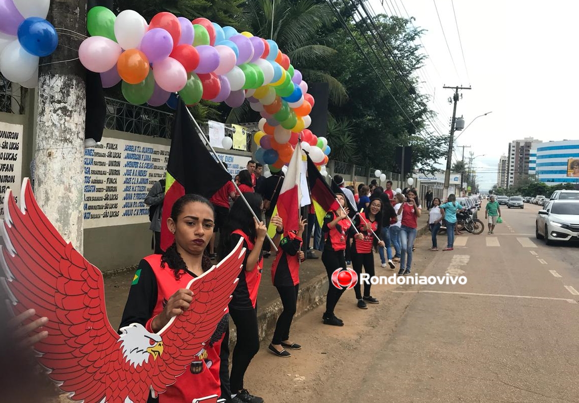 PELA PAZ: Alunos abraçam escola Castelo Branco contra o bullying