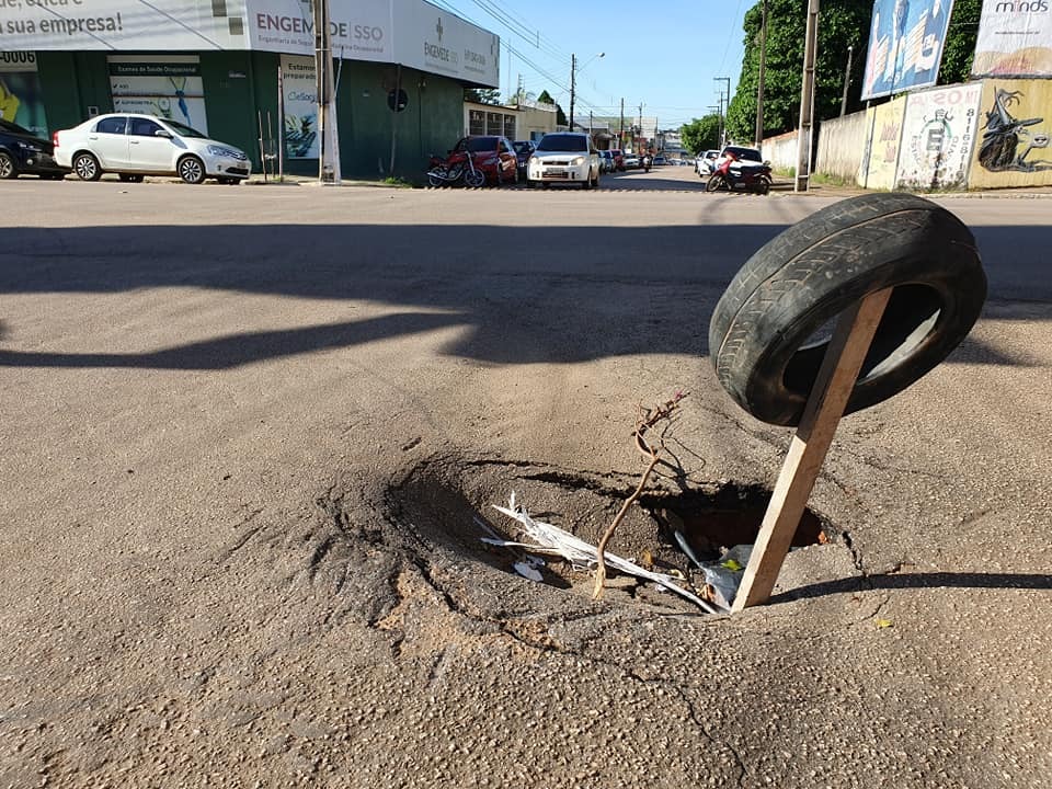 CENA DA CIDADE:  Asfalto cede e abre buraco em avenida do centro de Porto Velho