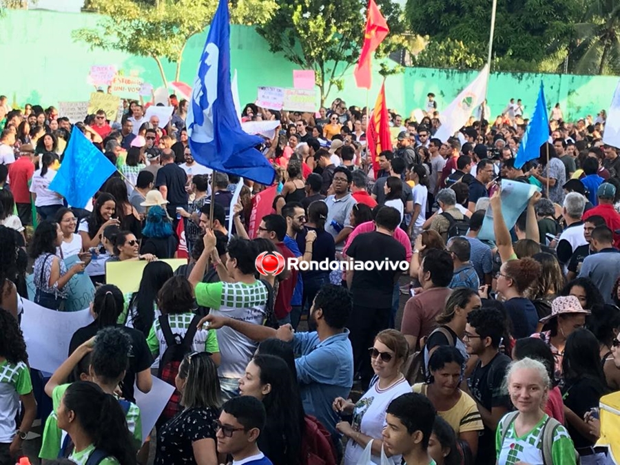 MANIFESTAÇÃO:  Ato contra cortes na educação reúne centenas nas Três Caixas D’água