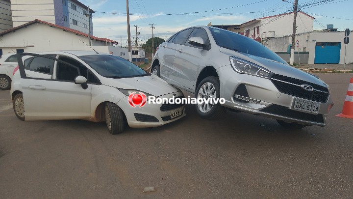 IMPRESSIONANTE: Carro fica em cima de outro após acidente na Duque de Caxias