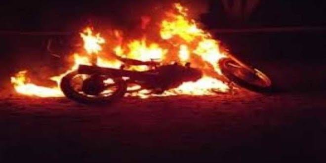 RIXA: Irmãos atacam vizinho com facão e incendeiam motocicleta na capital