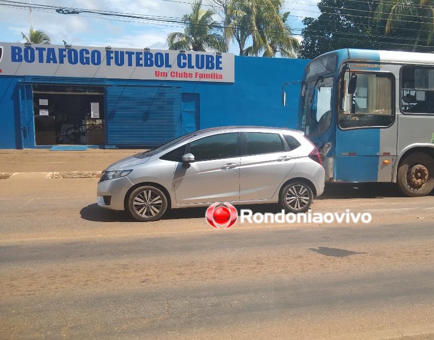 BATIDA: Carro é atingido por ônibus na Avenida Jorge Teixeira