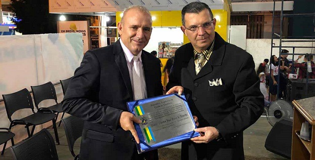 HOMENAGEM: Ezequiel Neiva entrega título de Cidadão Rondoniense ao pastor Cláudio Gama