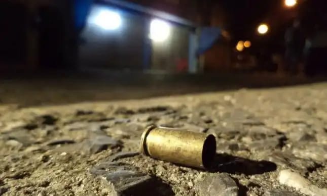 DESCARREGOU ARMA: Homem desce de carro e tenta matar jovem a tiros na frente de casa