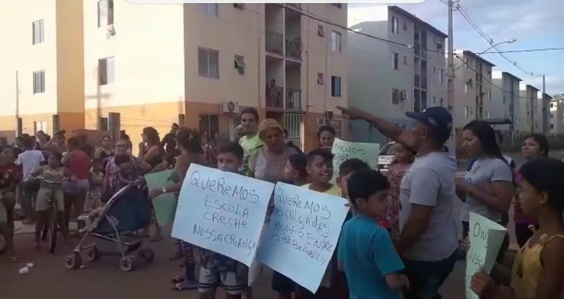 PROTESTO: Comunidade fecha rua e pede escola na zona Leste de Porto Velho