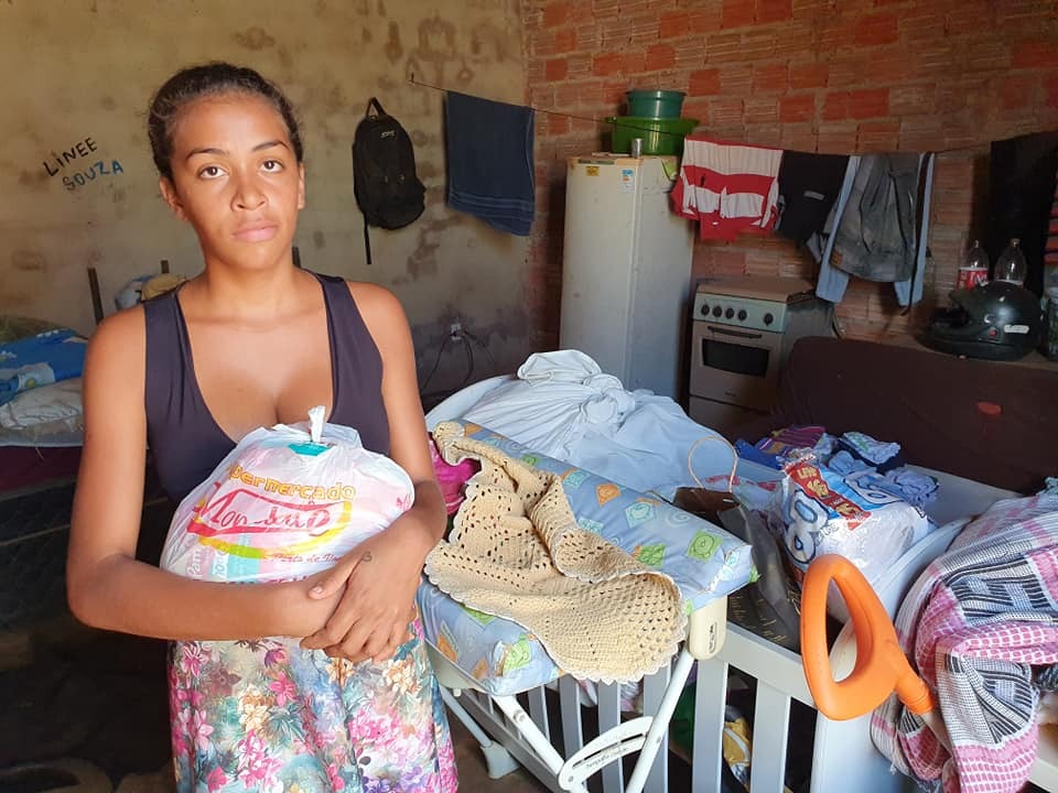 SOLIDARIEDADE: Jovem que perdeu tudo após marido queimar casa agradece ajuda