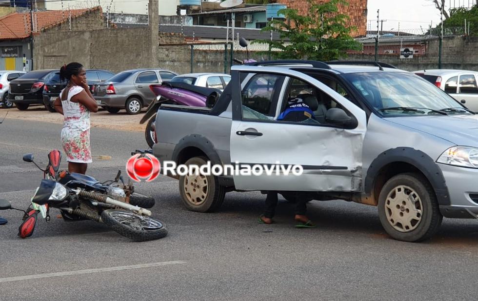 BATIDA: Acidente entre carro e moto deixa homem ferido na Carlos Gomes