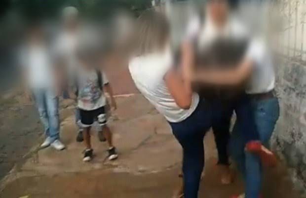 BOATOS: Polícia flagra alunas em intensa briga na frente de escola da capital