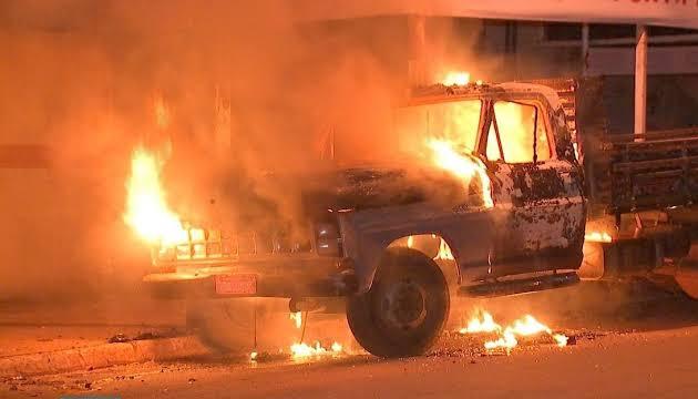 OUSADOS: Criminosos incendeiam veículo e expulsam moradores de residência