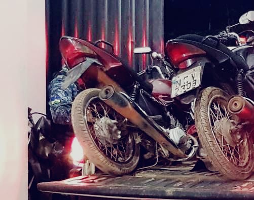 FLAGRANTE: Mecânico e mulher são presos em desmanche com motos roubadas