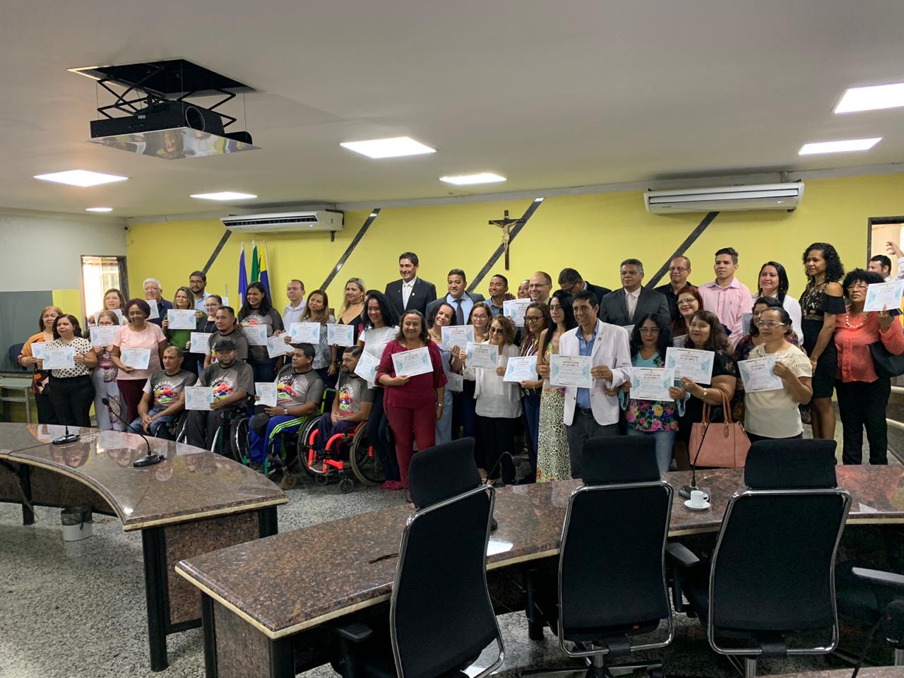 NA CÂMARA: Homenagem a voluntários que apoiam entidades de pessoas com deficiência