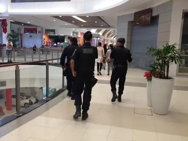 NO SHOPPING: Casal de venezuelanos faz fundo falso em mochila para cometer arrastão em loja