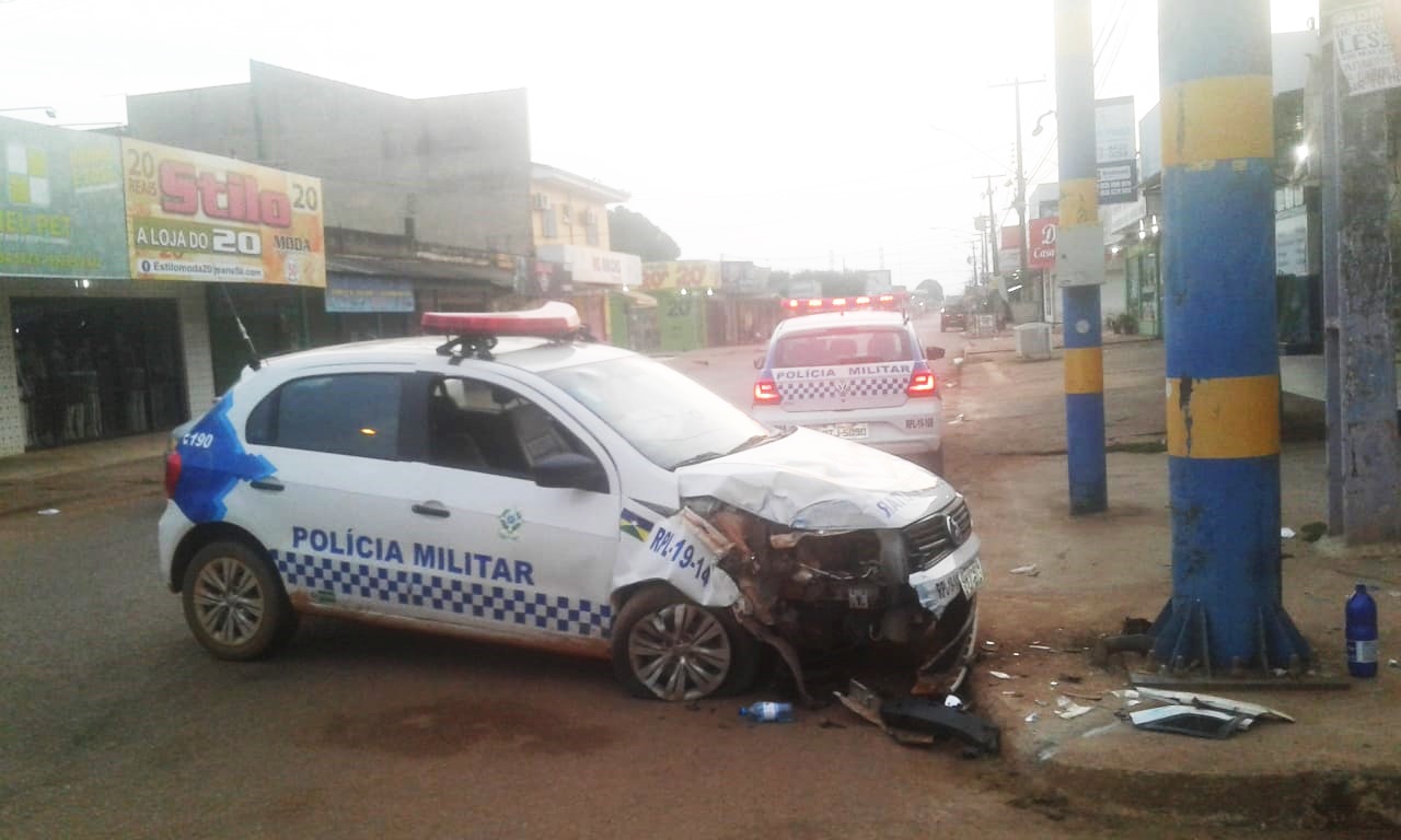 PERDEU O CONTROLE: Policiais militares ficam lesionados após acidente com viatura da PM