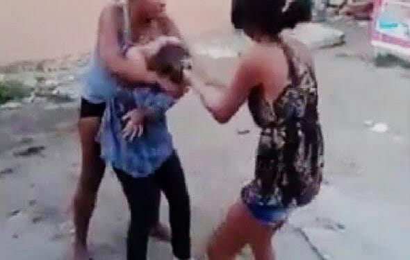 TAPAS: Adolescente é chamada na porta de casa e surrada por duas mulheres