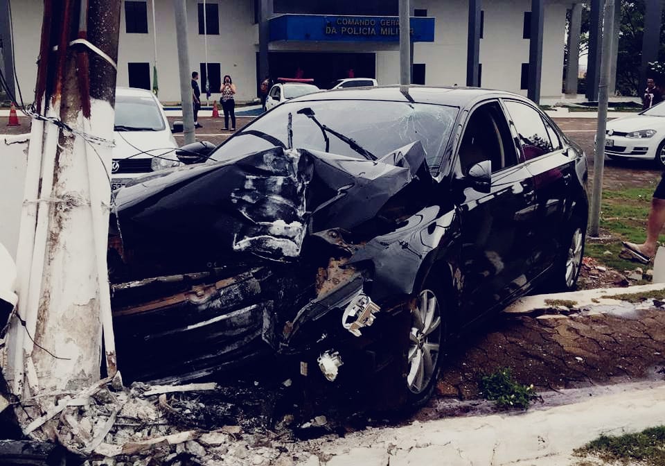 DESGOVERNADO: Carro bate em poste na frente do Comando da PM e homem sofre fratura exposta