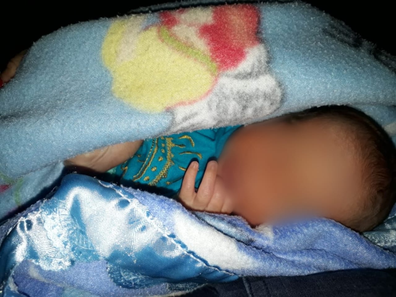 FOI VISITÁ-LO: Pai de bebê arrancado da barriga da mãe tenta ficar com a guarda do filho