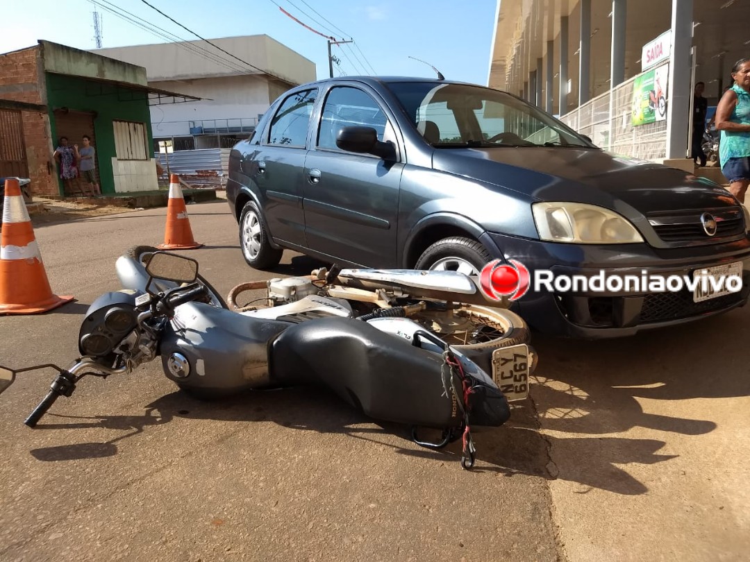 ACIDENTE: Mulher fica ferida em colisão entre carro e moto na frente de supermercado