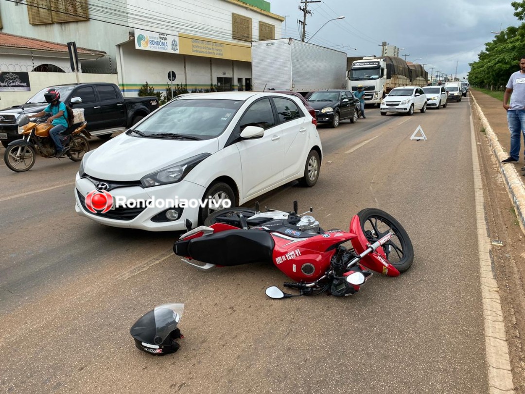 COLISÃO: Motociclista fica ferido após motorista de HB20 mudar de faixa na avenida Jorge Teixeira