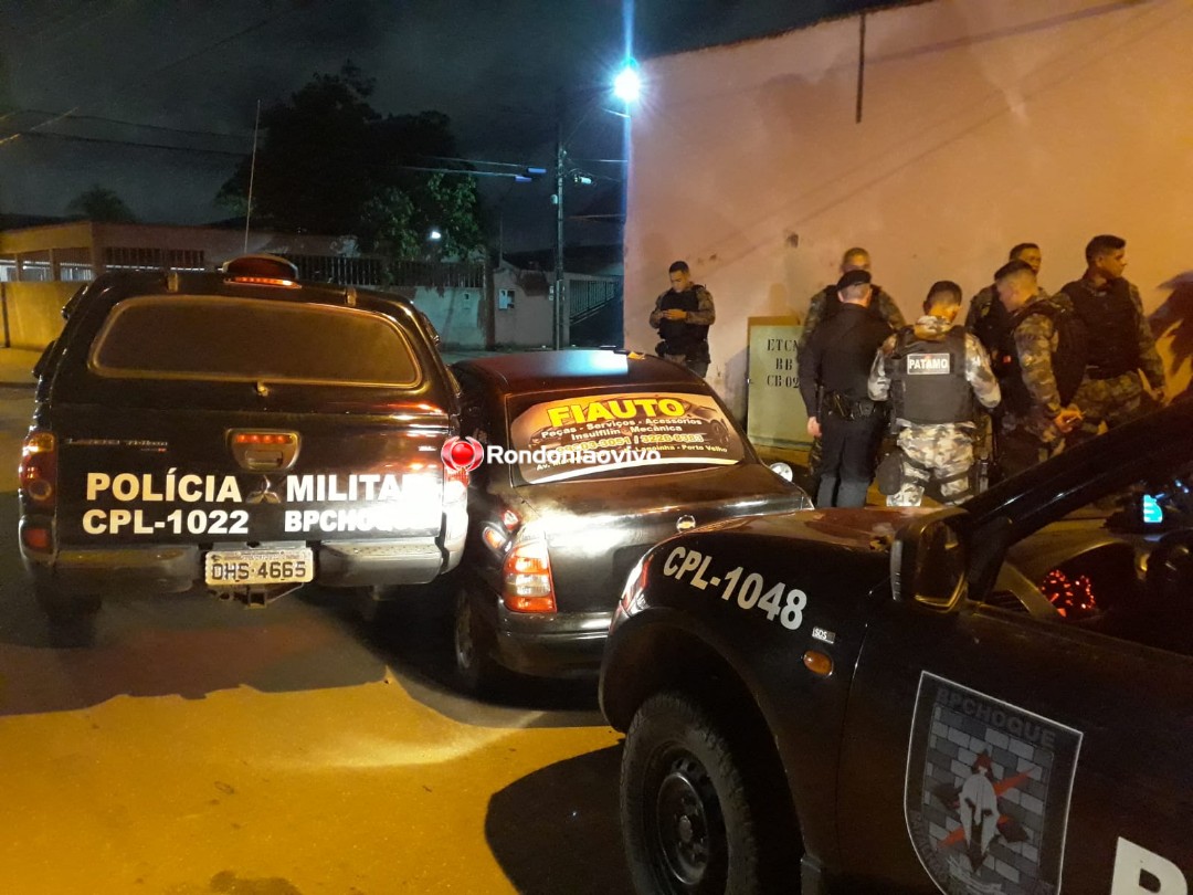 ALUCINADO: Apenado tenta atropelar PM, foge e bate em carro da polícia