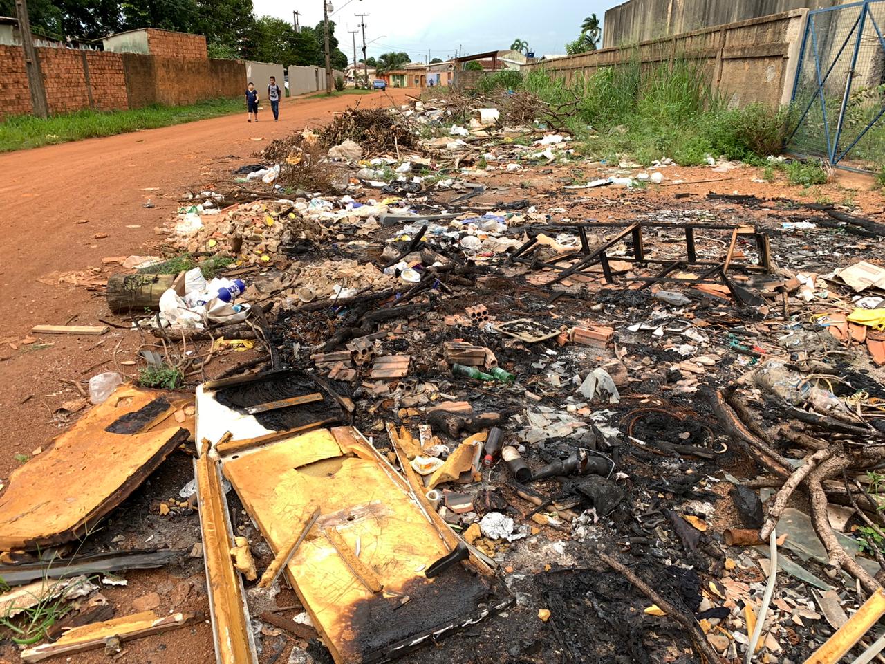 ABANDONADA: Cristiane Lopes constata péssimas condições da rua Nova Esperança