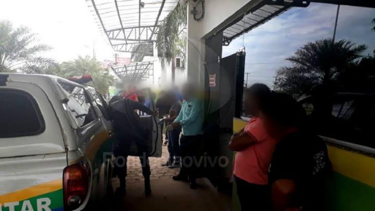 ENSANGUENTADO: Motociclista toma facão de homem na rua e o ataca gravemente na cabeça