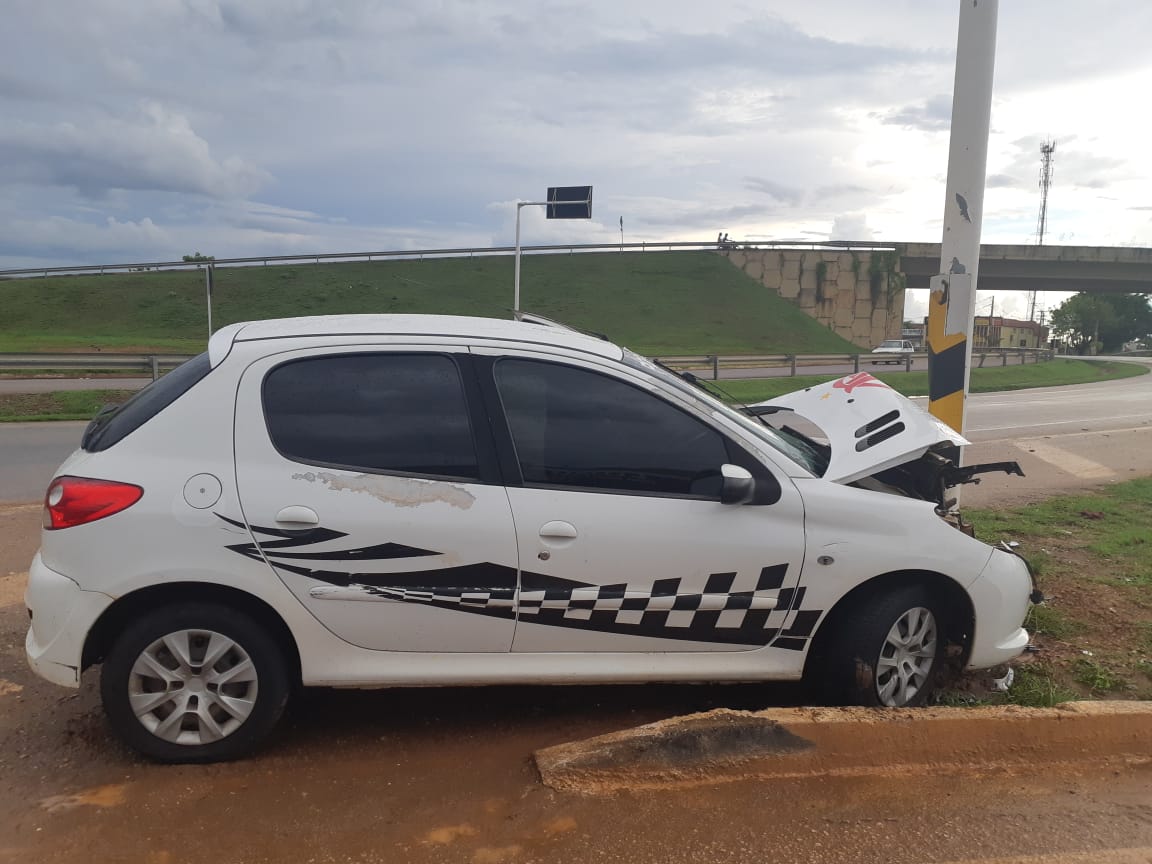 AQUAPLANAGEM: Motorista fica ferido após carro colidir em poste na BR-364 próximo ao viaduto