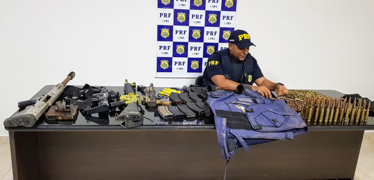 TRÁFICO: PRF apreende arsenal de guerra e prende dois suspeitos na BR-364