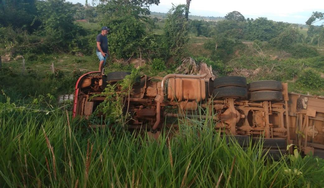 PERDEU O CONTROLE: Carreta tomba nas margens da BR-364 após ser fechada por outro veículo