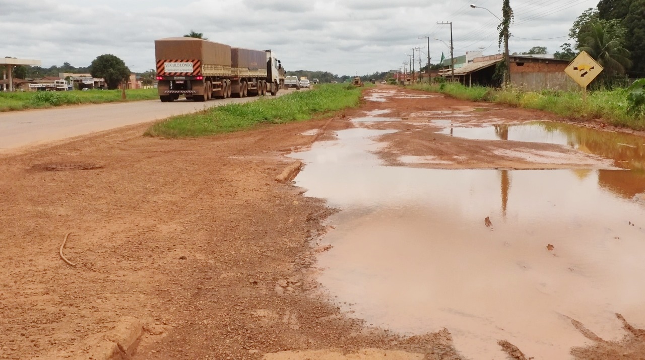 OBRA INACABADA: Marginais da BR-364 são abanadonas pelo DNIT em Rondônia