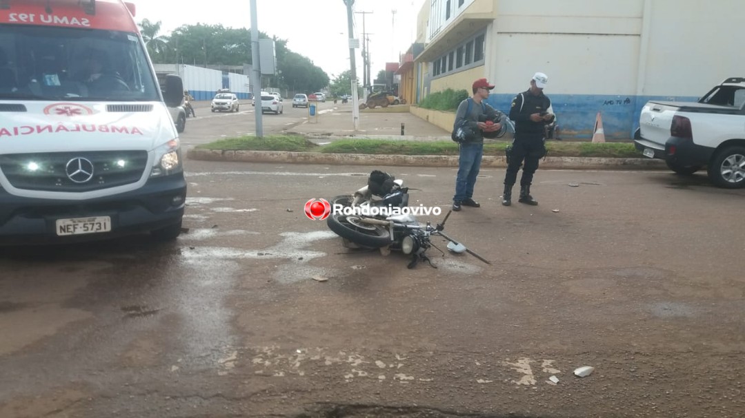 NO SEMÁFORO: Motociclista fica gravemente ferido após forte colisão com carro - VÍDEO