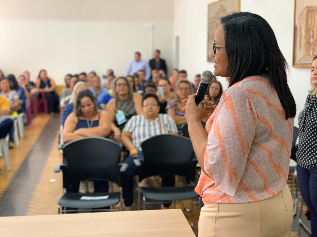 TRANSPORTE ESCOLAR: Vereadora Joelna Holder acompanha evento de capacitação para gestores