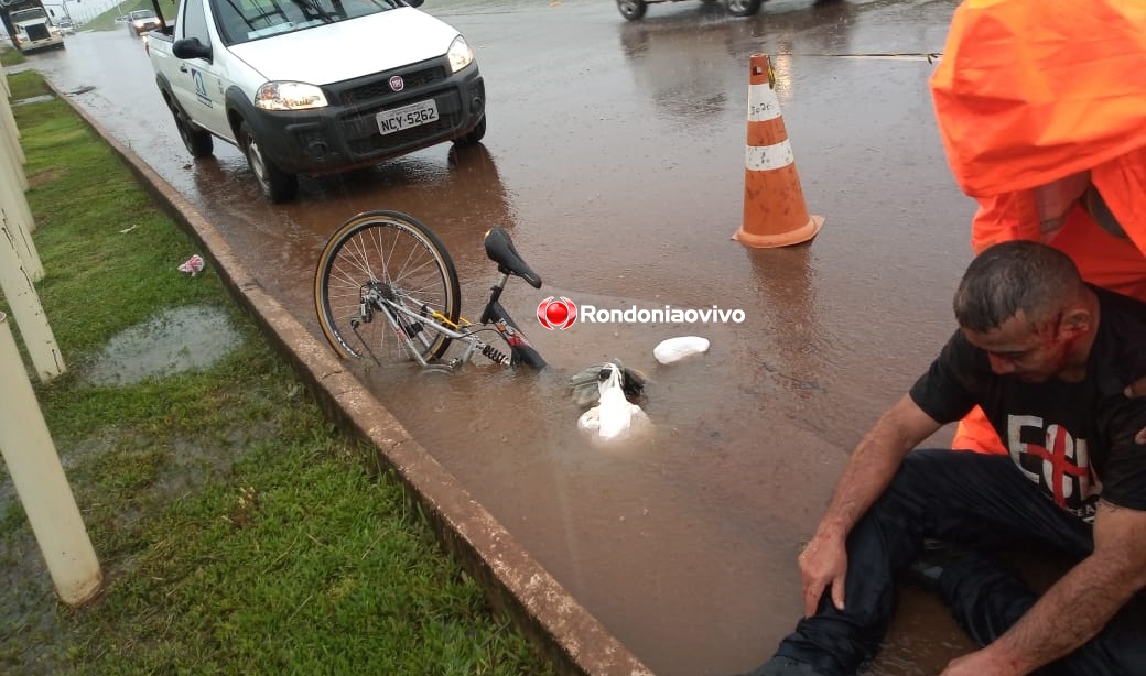 FORTE CHUVA: Ciclista cai dentro de buraco em via alagada durante tempestade