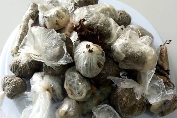 TRAFICANDO: Polícia recebe denúncia e flagra três vendendo droga na zona Sul