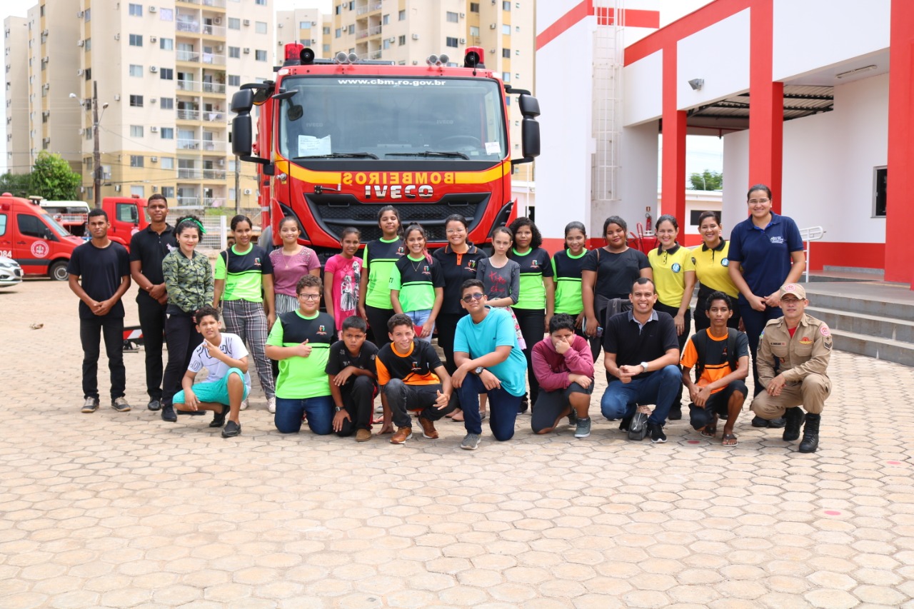 LABORATÓRIO DAS PROFISSÕES: Jovens e adolescentes conhecem o trabalho operacional dos bombeiros