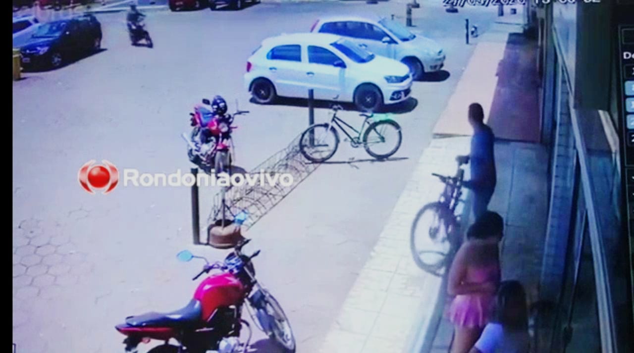 CONFIRA O VÍDEO: Ladrão é flagrado furtando bicicleta de cabo da PM na frente de lotérica